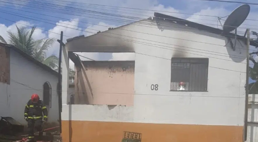 Casa Pega Fogo E Fica Destru Da Na Zona Norte De Manaus