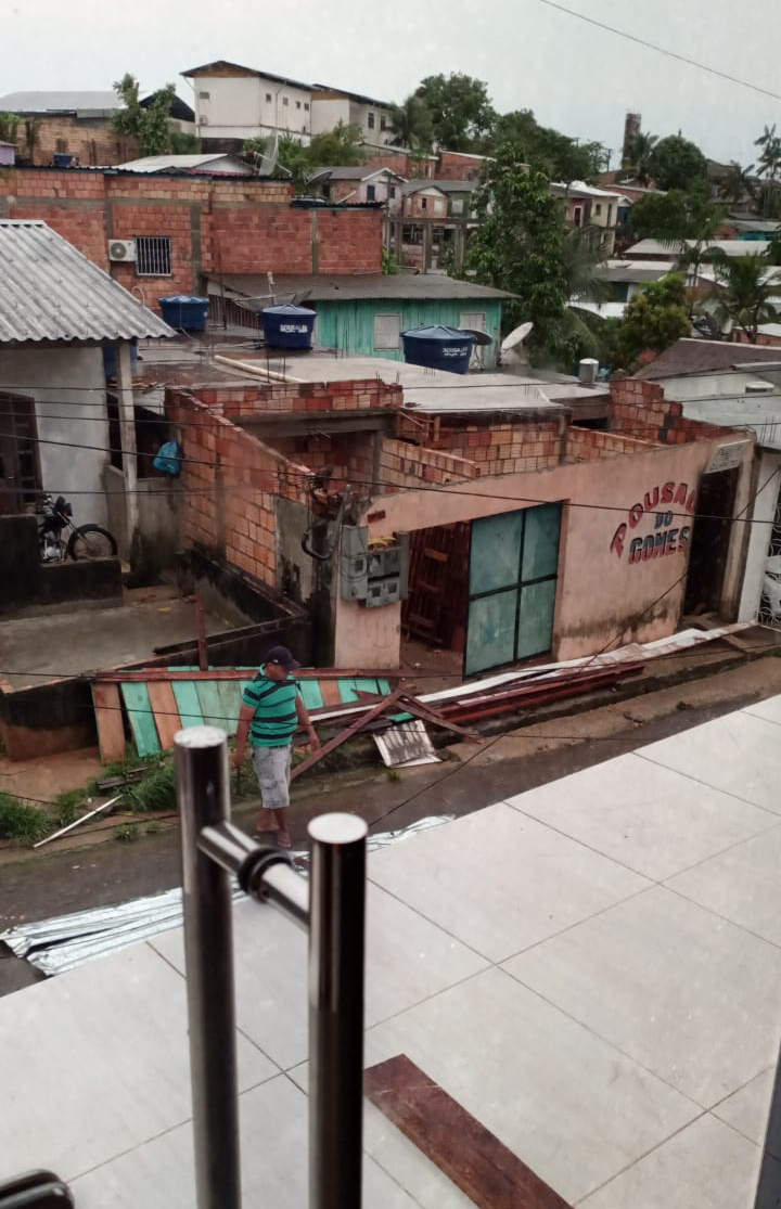 Forte chuva causa estragos em Tefé AM