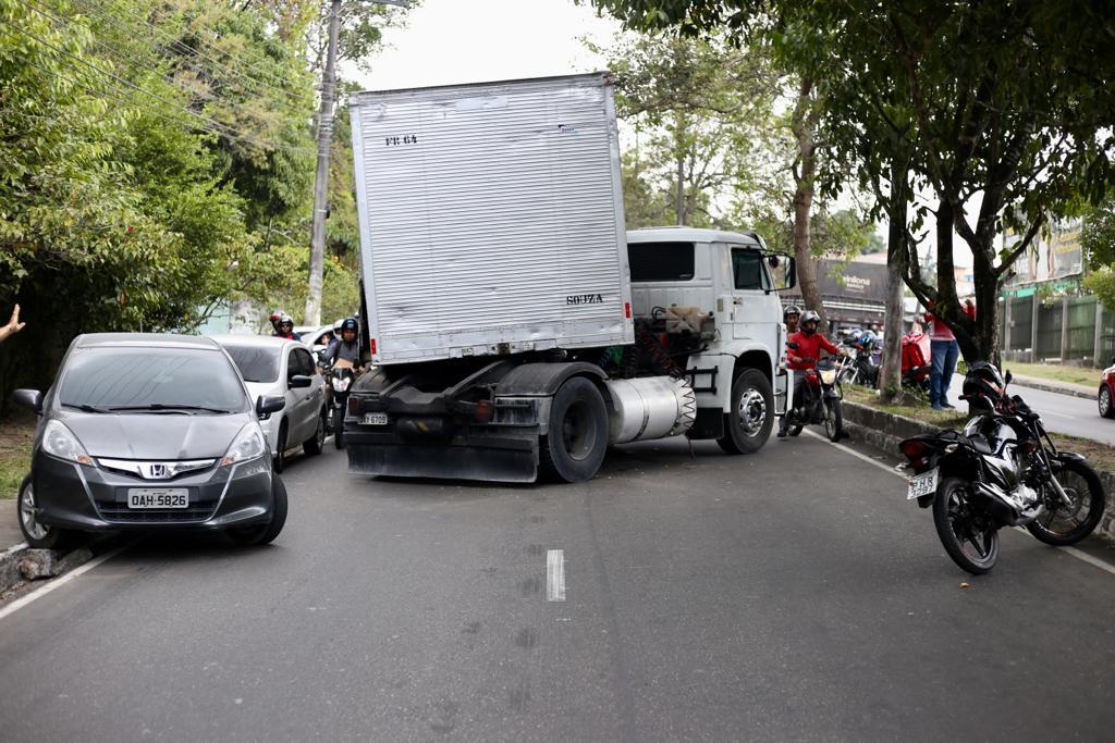 Acidente Entre Carreta Carro De Passeio E Motocicleta Tranca