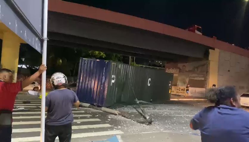 VÍDEOS contêiner se solta de carreta e cai de cima de viaduto em Manaus